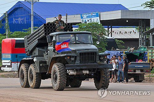 캄보디아군 다연장로켓포(우다르미언쩨이주[캄보디아] AFP=연합뉴스) 25일(현지시간) 오전 캄보디아 북서부 우다르미언쩨이주에서 캄보디아군의 다연장로켓포가 국경 지대로 이동하고 있다.