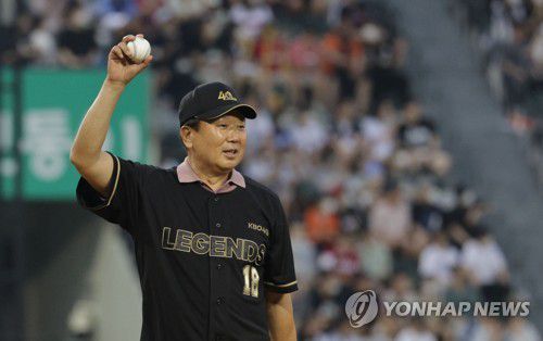 시구 마친 선동열 전 감독(서울=연합뉴스) 한종찬 기자 = 16일 서울 잠실야구장에서 열린 '2022 신한은행 SOL KBO 올스타전' 드림올스타 대 나눔올스타의 경기. 시구를 마친 선동열 전 감독이 팬들을 향해 인사하고 있다. 2022.7.16 saba@yna.co.kr