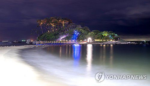 야간 조명으로 인기몰이하는 울주군 명선도(울산=연합뉴스) 지난 7월 야간 조명시설을 설치한 이후 관광객이 쇄도하고 있는 울산시 울주군 진하해수욕장 앞 무인도인 명선도. 2023.11.8 [울주군 제공.재판매 및 DB 금지] leeyoo@yna.co.kr