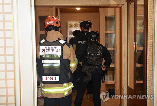 '인천 사제총기 사건' 피의자 자택 수색하는 경찰[서울소방재난본부 제공. 재판매 및 DB 금지] photo@yna.co.kr