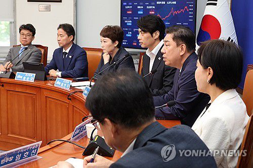 민주당 최고위원회의(서울=연합뉴스) 김주성 기자 = 더불어민주당 김병기 당대표 직무대행 겸 원내대표가 25일 서울 여의도 국회에서 열린 최고위원회의에서 발언하고 있다. 2025.7.25 utzza@yna.co.kr