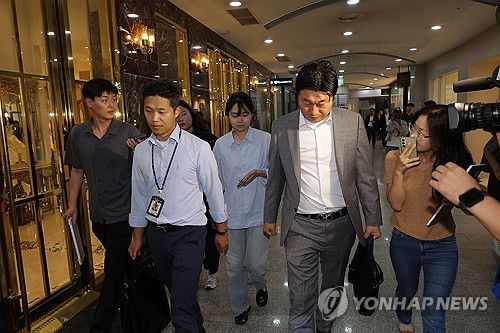 김건희 특검, 코바나컨텐츠 압수수색 종료(서울=연합뉴스) 류영석 기자 = 김건희 여사의 의혹들을 수사하는 민중기 특별검사팀 관계자들이 25일 서울 서초구 아크로비스타 내 김 여사의 코바나컨텐츠 사무실 압수수색을 마친 뒤 철수하고 있다.  2025.7.25 ondol@yna.co.kr