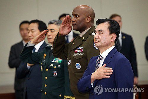 국기에 경례하는 안규백 신임 국방부 장관(서울=연합뉴스) 안규백 신임 국방부 장관이 25일 서울 용산구 국방부에서 열린 취임식에서 국기에 경례하고 있다. 2025.7.25 [국방부 제공. 재판매 및 DB 금지] photo@yna.co.kr