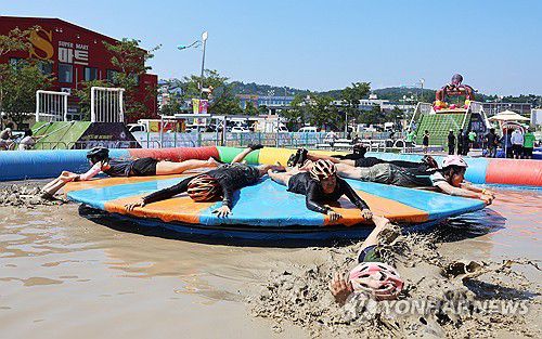 짜릿한 보령머드축제(보령=연합뉴스) 이주형 기자 = 여름 대표 축제 보령머드축제 첫날인 25일 충남 보령 대천해수욕장을 찾은 관광객들이 머드 놀이기구를 타며 즐거워하고 있다. 2025.7.25 coolee@yna.co.kr