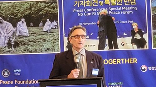 연설하는 트루먼 전 미국 대통령 손자(워싱턴=연합뉴스) 조준형 특파원 = 6·25전쟁 참전을 결정한 해리 트루먼 전 미국 대통령의 손자인 클리프튼 트루먼 대니얼이 25일(현지시간) 노근리국제평화재단이 워싱턴DC 인근 호텔에서 개최한 글로벌평화포럼에서 기조연설을 하고 있다. jhcho@yna.co.kr 2025.7.26