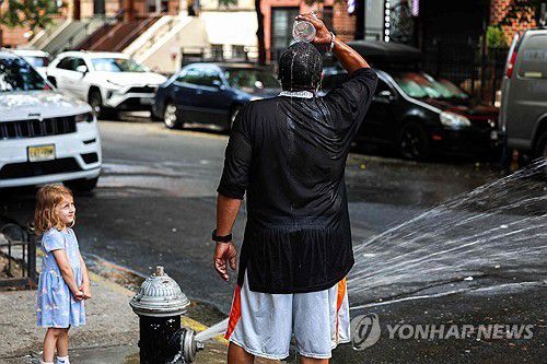 소화전 물로 더위를 식히고 있는 미국 뉴욕시 시민 [AFP=연합뉴스 자료사진. 재판매 및 DB금지]