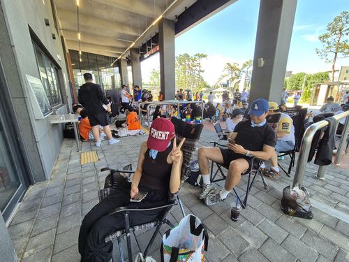 류현진-김광현 맞대결 경기 보기 위해 밤샌 야구팬들(대전=연합뉴스) 김경윤 기자 = 한화 류현진-SSG 김광현의 선발 맞대결이 펼쳐지는 26일 대전한화생명볼파크에 현장 티켓을 구하려고 진을 친 야구팬들이 긴 줄을 만들고 있다. 일부 팬들은 전날부터 텐트를 치고 밤을 새웠다. 2025.7.26. cycle@yna.co.kr
