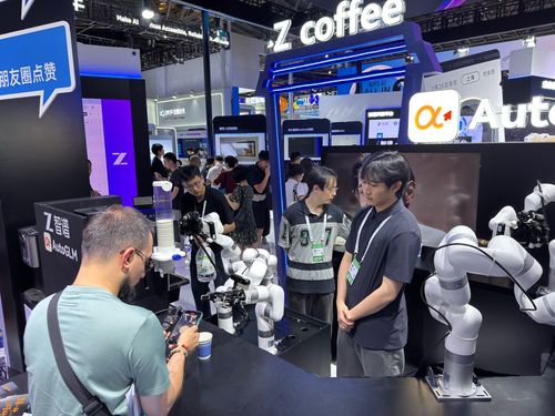 중국 상하이 2025 세계인공지능대회에서 AI 로봇이 커피를 추출·제조하는 모습(상하이=연합뉴스) 정성조 특파원 = 26일 오후 상하이 엑스포전람관에서 열린 '2025 세계인공지능대회' 전시장에서 AI 로봇이 커피를 추출·제조하는 모습. 2025.7.26 xing@yna.co.kr