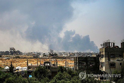 이스라엘 폭격을 받은 가자지구 위로 연기가 피어오르고 있다[AFP 연합뉴스 자료사진 재판매 및 DB 금지]