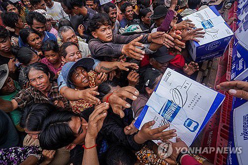 캄보디아 피난민들(우다르미언쩨이주[캄보디아] 로이터=연합뉴스) 26일(현지시간) 태국과 캄보디아가 교전하는 캄보디아 북서부 우다르미언쩨이주에서 피난민들이 식수를 나눠받기 위해 몰려들고 있다. 2025.07.26.