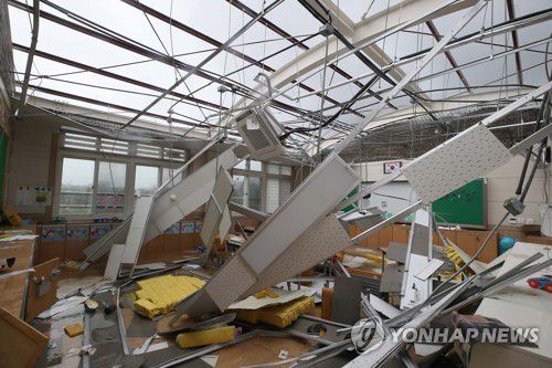 2019년 태풍 미탁 당시 천장 무너져내린 제주 초등학교 교실[연합뉴스 자료사진]