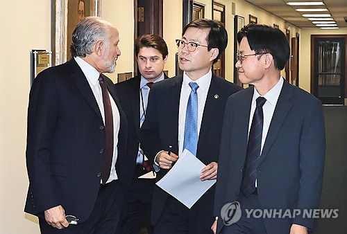 김정관 장관, 미국 상무부 장관 면담(서울=연합뉴스) 김정관 산업통상자원부 장관(오른쪽), 여한구 통상교섭본부장(가운데)이 24일(현지시간) 미국 워싱턴 DC 상무부 회의실에서 하워드 러트닉 상무부 장관과 대화하고 있다. 2025.7.25 [산업통상자원부 제공. 재판매 및 DB 금지] photo@yna.co.kr