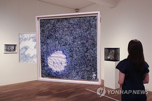 시오타 지하루의 작품 세계(서울=연합뉴스) 류효림 기자 = 25일 서울 종로구 평창동 가나아트센터에서 열린 시오타 지하루 개인전 '리턴 투 어스'(RETURN TO EARTH) 기자간담회에서 참석자들이 전시 작품을 살펴보고 있다. 2025.7.25 ryousanta@yna.co.kr