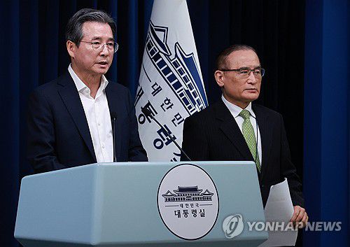 대통령실, 통상대책회의 관련 브리핑(서울=연합뉴스) 홍해인 기자 = 김용범 대통령실 정책실장(왼쪽)과 위성락 국가안보실장이 25일 서울 용산 대통령실 청사에서 이날 강훈식 대통령비서실장 주재로 열린 통상대책회의 관련 브리핑을 하고 있다. 2025.7.25 hihong@yna.co.kr