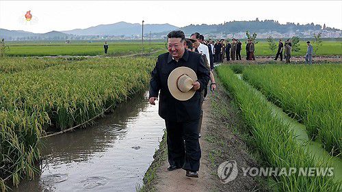김정은, 인민군 후방기지 '논판메기양어' 실태 파악(서울=연합뉴스) 김정은 북한 국무위원장이 지난 24일 논판양어에서 성과를 거둔 인민군 군부대 후방기지를 방문해 메기양어 실태를 파악하고 특별감사를 전달했다고 조선중앙TV가 26일 보도했다. [조선중앙TV화면] 2025.7.26      [국내에서만 사용가능. 재배포 금지. For Use Only in the Republic of Korea. No Redistribution] nkphoto@yna.co.kr