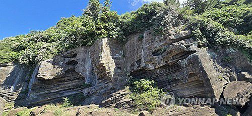 화산재 퇴적 제주 해변 응회암층(제주=연합뉴스) 김호천 기자 = 2025 제주도 세계지질공원 산방산 용머리해안 지질트레일 코스에 있는 화순해수욕장 인근 사근다리 응회암층. 2025.7.26 khc@yna.co.kr