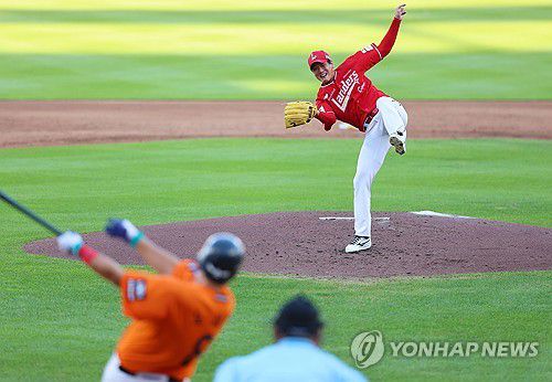 김광현 '한국 최고 좌완 자리를 내 것!'(대전=연합뉴스) 김도훈 기자 = 26일 대전 한화생명 볼파크에서 프로야구 2025 신한 SOL 뱅크 KBO리그 SSG 랜더스와 한화 이글스 경기. 1회말 SSG 김광현이 역투하고 있다.      이날 경기는 2006년 데뷔한 류현진과 2007년 데뷔한 SSG 김광현의 첫 선발 맞대결로 관심을 모았으나 류현진은 1회초 5실점 하며 마운드에서 물러났다. 2025.7.26 superdoo82@yna.co.kr