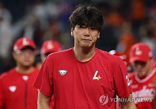 류현진과의 첫 맞대결 승리 거둔 김광현(대전=연합뉴스) 김도훈 기자 = 26일 대전 한화생명 볼파크에서 프로야구 2025 신한 SOL 뱅크 KBO리그 SSG 랜더스와 한화 이글스 경기가 끝난 뒤 김광현이 팬들에게 인사를 마친 뒤 더그아웃으로 향하고 있다. 이날 김광현은 6이닝 2실점하며 팀의 9-3 승리를 견인하며 류현진과의 첫 선발 맞대결에서 승리를 거두었다. 2025.7.26 superdoo82@yna.co.kr