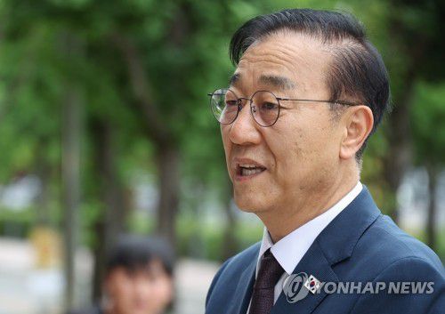 질문에 답하는 김윤덕 국토부 장관 후보자 (과천=연합뉴스) 황광모 기자 = 김윤덕 국토교통부 장관 후보자가 7월 15일 정부과천청사에 마련된 인사청문회 준비 사무실로 첫 출근하며 취재진 질문에 답하고 있다. 2025.7.15       hkmpooh@yna.co.kr