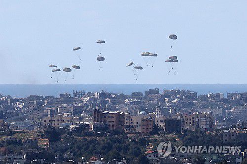 2024년 가자지구에 구호품이 공중투하되는 모습 [EPA=연합뉴스 자료사진]
