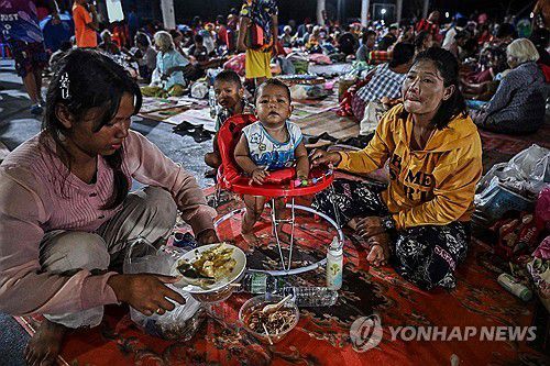태국 국경 지역 동부 시사껫주 피난소 모습[AFP 연합뉴스. 재판매 및 DB 금지]