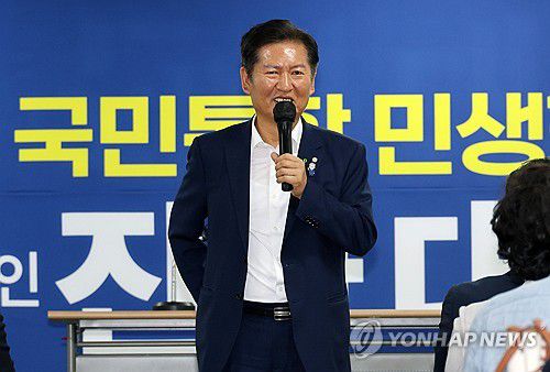 대전 당원 만난 정청래(대전=연합뉴스) 김준범 기자 = 더불어민주당 당 대표 선거에 출마한 정청래 국회의원이 10일 오후 대전시 중구 용두동 더불어민주당 대전시당에서 당원들과 간담회를 하고 있다. 2025.7.10 psykims@yna.co.kr