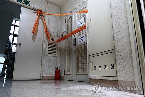인천 총격사건 피의자 집서 사제폭발물 발견…특공대가 제거(서울=연합뉴스) 윤동진 기자 = 21일 인천에서 사제 총기를 발사해 가족을 숨지게 한 피의자의 주거지에 폴리스 라인이 설치돼 있다.     서울경찰청은 경찰특공대가 피의자의 서울 도봉구 쌍문동 주거지에서 신나와 타이머 등 사제 폭발물을 발견해 제거했다고 밝혔다. 2025.7.21 mon@yna.co.kr