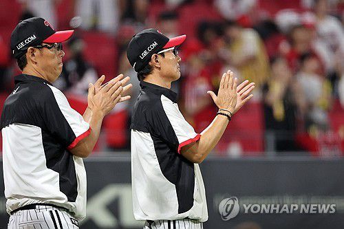 손뼉 치는 염경엽 감독(광주=연합뉴스) 조남수 기자 = 23일 광주기아챔피언스필드에서 열린 프로야구 LG 트윈스와 KIA 타이거즈의 경기. LG 염경엽 감독이 연장 접전 끝에 6-5 승리를 거둔 선수들을 향해 손뼉을 치고 있다. 2025.7.23 iso64@yna.co.kr