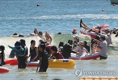 해운대의 여름(부산=연합뉴스) 박성제 기자 = 27일 오후 부산 해운대해수욕장에서 피서객들이 물놀이하며 더위를 식히고 있다. 이날 전국적으로 무더위가 기승을 부린 가운데 부산 일부 지역도 33도를 기록했다. 2025.7.27 psj19@yna.co.kr