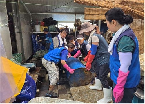 침수피해 지역 자원봉사활동[아산시자원봉사센터 제공]