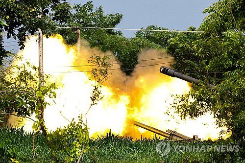 캄보디아 향해 공격하는 태국군[로이터=연합뉴스 자료사진. 재판매 및 DB 금지]