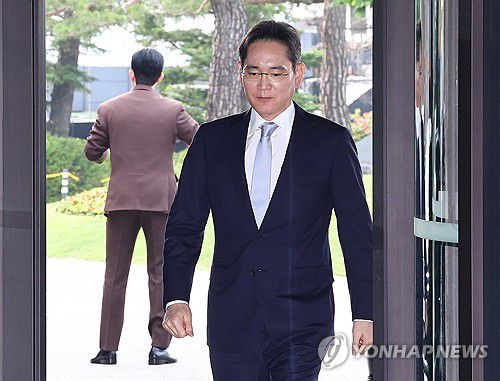 이재용 '부당합병·회계부정' 무죄 확정(서울=연합뉴스) 부당합병·회계부정 혐의로 재판에 넘겨진 이재용 삼성전자 회장에게 무죄가 확정됐다. 대법원 3부(주심 오석준 대법관)는 17일 자본시장법상 부정거래행위·시세조종, 업무상 배임 등 혐의로 기소된 이 회장에게 전부 무죄를 선고한 원심 판결을 확정했다.      사진은 지난 5월 30일 서울 중구 신라호텔에서 열린 2025 삼성호암상 시상식에 참석하는 이재용 삼성전자 회장.  2025.7.17  [연합뉴스 자료사진] photo@yna.co.kr