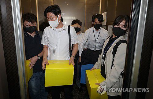 이준석 대표 자택 압수수색 마친 김건희 특검(서울=연합뉴스) 김성민 기자 = 김건희 여사의 의혹들을 수사하는 민중기 특별검사팀 관계자들이 28일 서울 노원구 개혁신당 이준석 대표의 자택에서 압수수색을 마친 후 압수품을 옮기고 있다. 2025.7.28 [공동취재] ksm7976@yna.co.kr