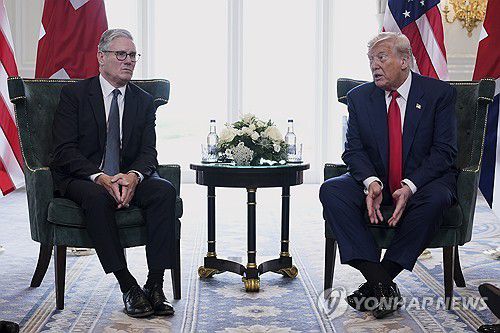 정상회담 하는 도널드 트럼프 미국 대통령(오른쪽)과 키어 스타머 영국 총리[스코틀랜드 AP=연합뉴스. 재판매 및 DB 금지]