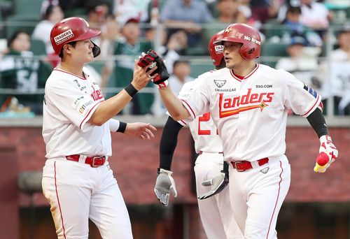 역전 결승 3점 홈런을 친 SSG 이지영(오른쪽)[SSG 랜더스 제공. 재판매 및 DB 금지]