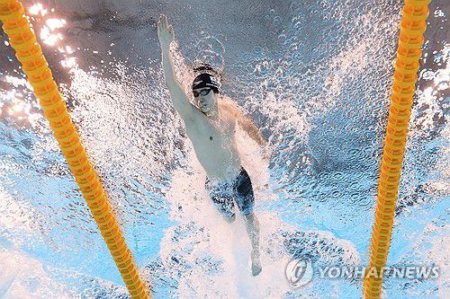 28일 열린 남자 자유형 200ｍ 준결승에서 역영하는 황선우.[AP=연합뉴스]