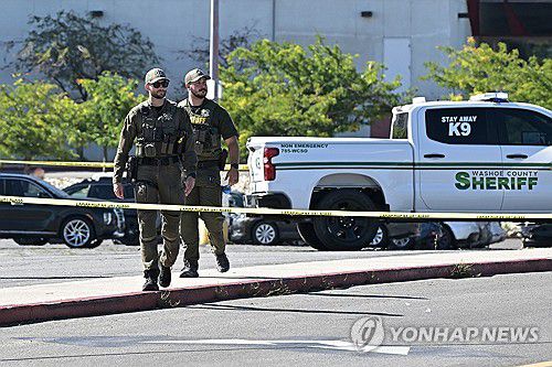 28일 총격이 발생한 네바다주 리노의 한 리조트 앞에서 경계하는 경찰들[AP=연합뉴스. 재판매 및 DB 금지]