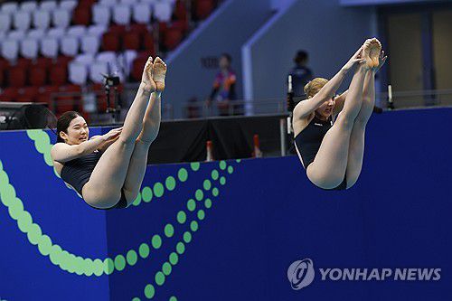 다이빙 여자 3ｍ 싱크로 예선 경기를 펼치는 이예주(왼쪽)와 정다연.[EPA=연합뉴스]