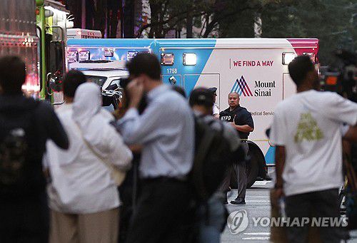 뉴욕 맨해튼 빌딩가서 퇴근 시간대 총기 난사미국 뉴욕 맨해튼 중심가의 한 고층 빌딩에서 28일(현지시간) 한 남성이 총기를 난사한 사건이 발생했다. 사건이 발생한 파크 애비뉴 345 빌딩 앞에 앰뷸런스가 있는 모습 [UPI=연합뉴스. 재판매 및 DB 금지]