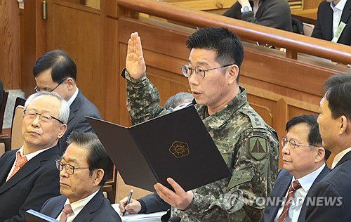 조성현 수방사 1경비단장, 윤 대통령 탄핵 심판 8차 변론 증인선서(서울=연합뉴스) 조성현 수도방위사령부 제1경비단장(대령)이 13일 서울 종로구 헌법재판소에서 열린 윤석열 대통령 탄핵 심판 8차 변론에서 증인 선서를 하고 있다.  2025.2.13  [헌법재판소 제공. 재판매 및 DB 금지] photo@yna.co.kr