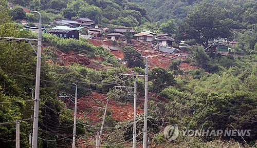 산청 집중호우·산사태 여파지난 21일 경남 산청군 생비량면 상능로 산기슭에 위치한 일대 마을이 최근 발생한 집중호우·산사태 여파로 매몰돼 있다. 일부 주택은 흙과 잔해 위에 눕혀지고, 일부는 완전히 매몰돼 지붕만 보이는 등 마을 기능이 마비된 모습이다. [연합뉴스 자료사진]