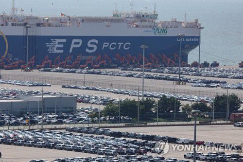 수출길 기다리는 자동차 행렬(평택=연합뉴스) 이진욱 기자 = 24일 경기도 평택항 부근에 수출용 차들이 세워져 있다. 미국이 일본산 자동차 관세를 27.5%에서 15%로 낮추기로 합의하면서 업계에서도 향후 협상 결과에 대한 기대가 고개를 들고 있다. 2025.7.24 cityboy@yna.co.kr