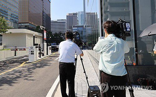 윤석열, 김건희특검 첫 소환 결국 불출석(서울=연합뉴스) 최재구 기자 = 윤석열 전 대통령에 대한 김건희 특검팀의 첫 소환 조사가 예정된 29일 서울 종로구 특검 사무실 앞에 취재진이 대기하고 있다. 윤 전 대통은 이날 오전 10시로 예정됐던 특검팀의 소환 요구에 출석하지 않았다.  2025.7.29 jjaeck9@yna.co.kr
