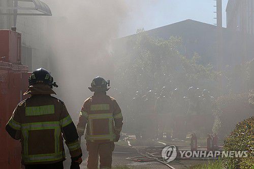 화재 연기 속 소방대원(영암=연합뉴스) 조남수 기자 = 29일 전남 영암군 HD현대삼호에서 소방대원들이 진화작업하고 있다. 2025.7.29 iso64@yna.co.kr