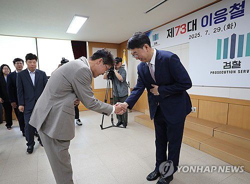 인사하는 이응철 춘천지검장(춘천=연합뉴스) 강태현 기자 = 이응철(49·사법연수원 33기) 신임 춘천지방검찰청장이 29일 오전 강원 춘천지검 대회의실에서 열린 취임식에서 직원들과 인사를 하고 있다. 2025.7.29 taetae@yna.co.kr