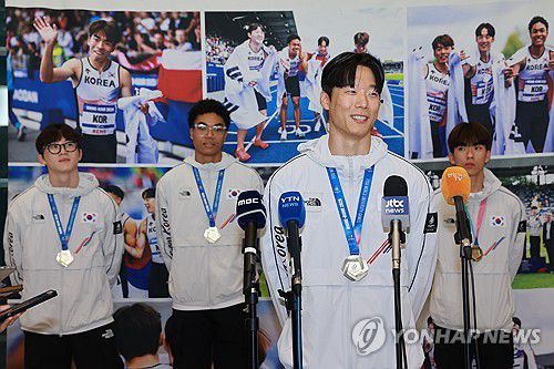 인터뷰하는 육상 남자 계주 400m 대표 이재성(영종도=연합뉴스) 신현우 기자 = 2025 라인-루르 하계 세계대학경기대회(U대회) 육상 남자 계주 400ｍ에서 금메달을 딴 이재성이 29일 인천국제공항 제1여객터미널을 통해 귀국, 인터뷰하고 있다. 2025.7.29 nowwego@yna.co.kr