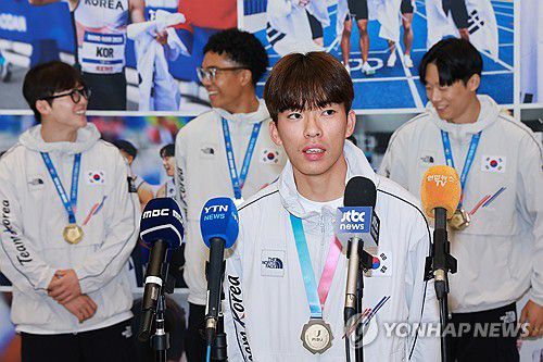 인터뷰하는 육상 남자 계주 400m 대표 김정윤(영종도=연합뉴스) 신현우 기자 = 2025 라인-루르 하계 세계대학경기대회(U대회) 육상 남자 계주 400ｍ에서 금메달을 딴 김정윤이 29일 인천국제공항 제1여객터미널을 통해 귀국, 인터뷰하고 있다. 2025.7.29 nowwego@yna.co.kr