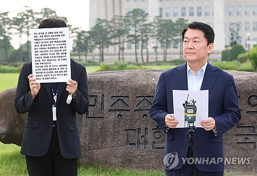 안철수 의원 기자회견(서울=연합뉴스) 박동주 기자 = 국민의힘 안철수 의원이 29일 서울 여의도 국회 상징석 앞에서 당대표 선거 출마 선언, 내란 특검 관련 기자회견을 하고 있다. 2025.7.29 pdj6635@yna.co.kr