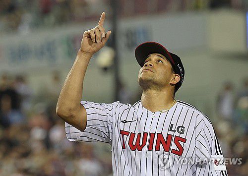 더그아웃 향하는 치리노스(서울=연합뉴스) 서명곤 기자 = 29일 서울 송파구 잠실구장에서 열린 프로야구 2025 신한 SOL 뱅크 KBO리그  kt wiz와 LG 트윈스의 경기. LG 선발 치리노스가 5회초를 마친 뒤 더그아웃으로 들어오며 기뻐하고 있다.  2025.7.29 seephoto@yna.co.kr