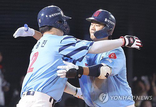 2점 홈런 친 손호영, 고승민과 포옹(부산=연합뉴스) 강선배 기자 = 29일 부산 사직야구장에서 열린 프로야구 NC 다이노스와 롯데 자이언츠의 경기. 6회 말 무사 1루 롯데 손호영이 좌측 펜스를 넘어가는 투런 홈런을 치고 홈에서 선행주자 고승민과 포옹하고 있다. 2025.7.29 sbkang@yna.co.kr